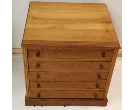 Vintage Oak Collector's cabinet fitted with 5 sliding drawers fitted with glass tops, 50 cm wide, 47 cm deep, 48 cm high. 