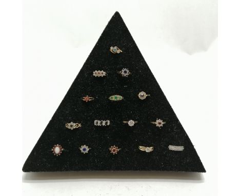 15 x 9ct hallmarked (1 marked) gold stone set rings inc emerald, sapphire, opal, garnet, diamond etc - total weight 24.2g 