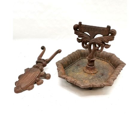 Vintage cast iron boot scrape, 24 cm wide, 30 cm length, 24 cm high, t/w cast iron boot jack in the form of a insect, 27cm le