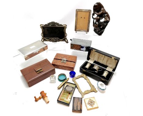 Qty of oddments inc Aristocrat silver plated cigarettes box, vintage jewellery boxes, powder compact, picture frames etc 