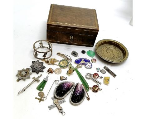 Qty of badges etc inc Devonshire regiment cap badges, Prince of Wales tray, religious pendants (inc 2 x Madonna / child penda