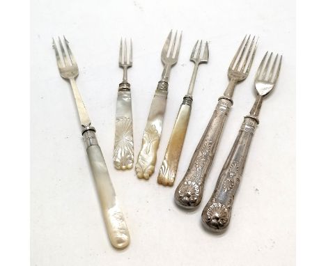 5 x silver hallmarked forks - longest 19cm with mother of pearl handle t/w unmarked small fork ~ total weight (lot) 166g 