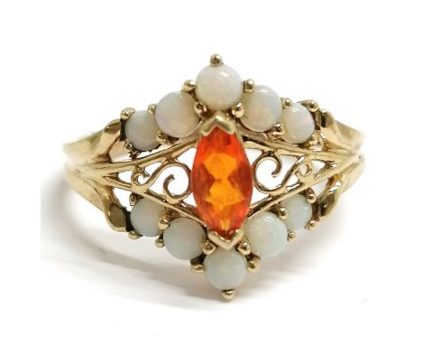 9ct hallmarked gold opal ring set with a central orange stone (fire opal?) - size N &amp; 1.8g total weight 