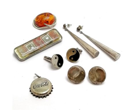 Qty of silver jewellery - modernist brooch by HH, Italian 800 silver coca cola cap pendant, yin / yang cufflinks, amber brooc