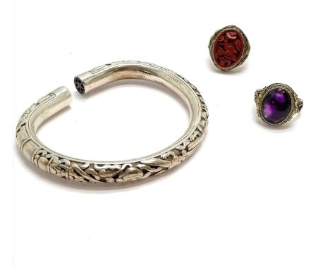 Chinese white metal bangle (?), silver cinnabar laquer adjustable ring &amp; unmarked silver amethyst ring - total weight (3)