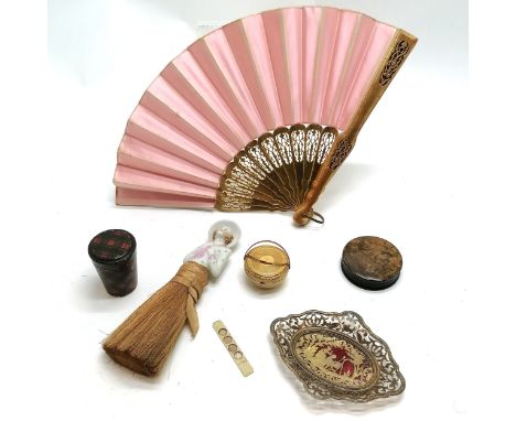 Antique gilt wood fan with pink silk detail (29cm), vintage doll brush, papier mache circular snuff box with pipe smokers det