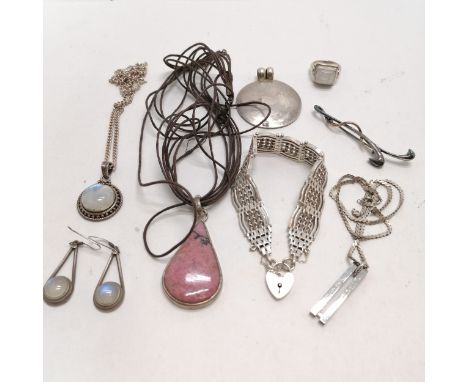 Qty of silver jewellery inc John R Fox brooch (6.5cm), 7 bar gate link bracelet, labradorite ring + earrings + pendant on 44c