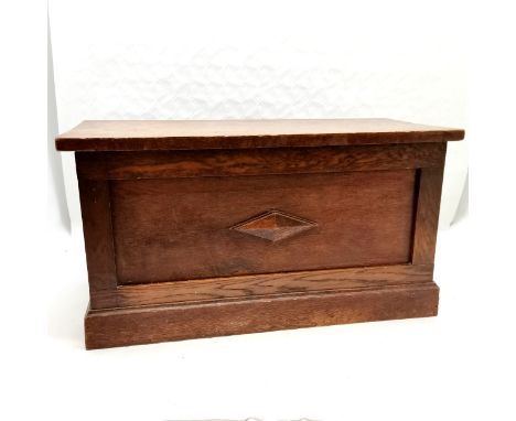 Vintage oak small blanket box, with central medallion decoration, in used condition, 73 cm wide, 35 cm deep, 39 cm high. 
