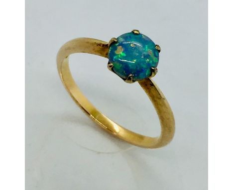 A 15ct gold opal ring, size N 1/2