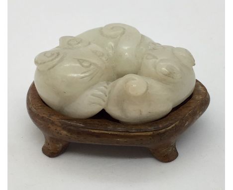 A white jade 'cat and kitten' group. 5.3cm