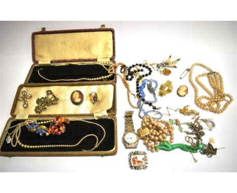 A SMALL ASSORTMENT OF VINTAGE COSTUME JEWELLERY To include small items of silver, white and yellow metal brooches, earrings, 