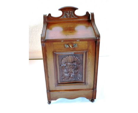 AN EDWARDIAN CARVED MAHOGANY PURDONIUM  with metal liner, on ceramic casters, 38cm wide