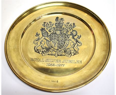 A SILVER CRESTED PLATE commemorating the Royal Silver Jubilee 1952-1977, hallmarked Birmingham, weighing approx. 13ozt, 26cm 