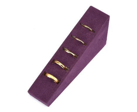 † A selection of five wedding bands, including a 1.9mm court band, size I, in 18 ct yellow gold, a 2mm court wedding band, si