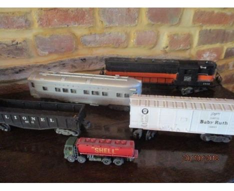 The Lionel Corporation 'Milwaukee Road' engine, a Summit carriage, a Baby Ruth carriage and others 
