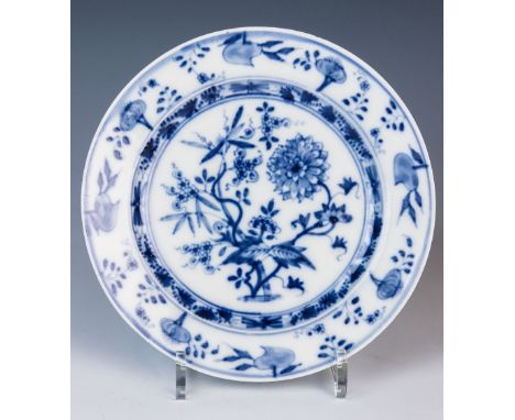 Teller "Blaues Zwiebelmuster"  Meissen, um 1745 Glatt. Unterglasurdekor. D. 22,4 cm. Blaue Schwertermarke mit blauem K. Press