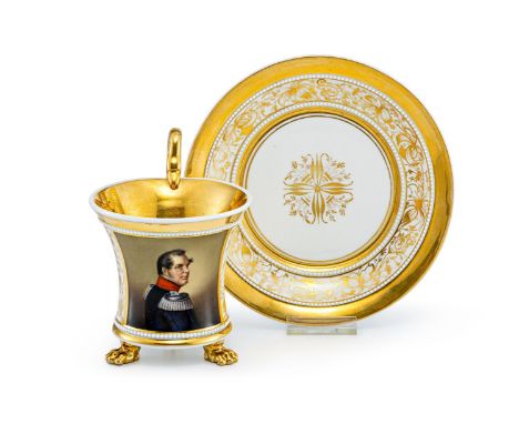 Tasse mit Friedrich Wilhelm IV. auf Untertasse  KPM Berlin, um 1837/44 bzw. 1830 Perlfriesform auf Klauenfüßen. Auf der Schau