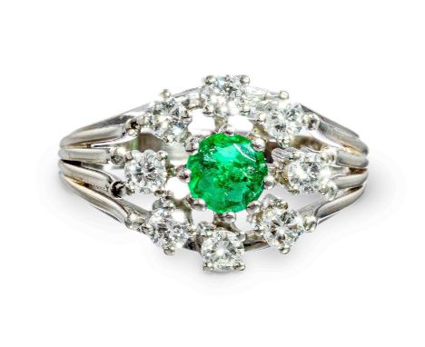 Smaragd-Diamant-Ring  585/f. Weißgold. Rosettenform. Ausgefasst mit kl. rundem Smaragd, umgeben von 8 Brillanten von zus. ca.