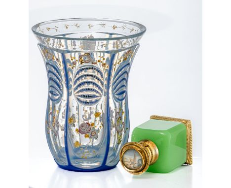 Becher mit Doppelüberfang  Böhmen, um 1840 Farbloses Glas mit Opal und Blau überfangen. Facettiert mit stehengelassenen Kante