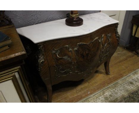 A FINE CONTINENTAL KINGWOOD MARQUETRY AND GILT BRASS MOUNTED COMMODE of bombe outline surmounted with a white vein marble top