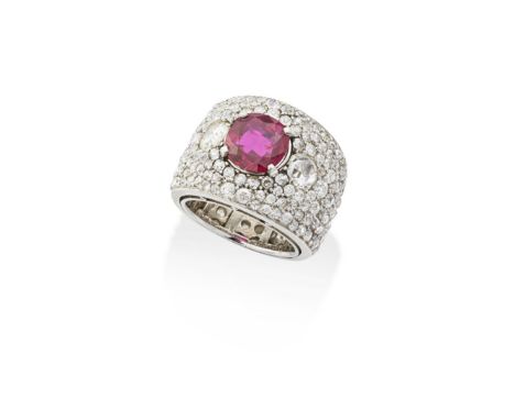 BAGUE RUBIS ET DIAMANTSOrnée au centre d'un rubis facetté de taille coussin pesant 2.61 carats entouré d'un pavage de diamant