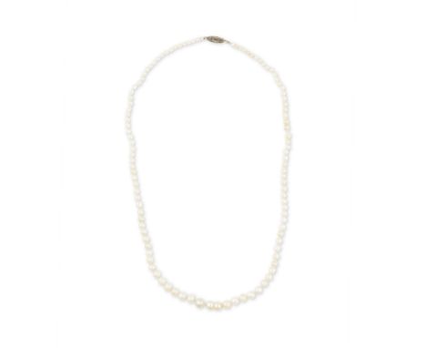 COLLIER PERLES FINESComposé d'un rang en chute de 107 perles fines d'eau de mer, retenu par un fermoir réhaussé de diamants d