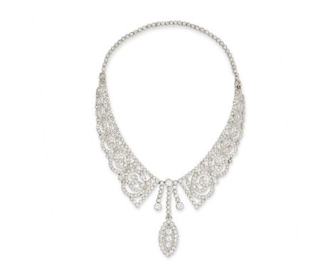 COLLIER DIAMANTS, CIRCA 1910De style guirlande, composé de deux éléments articulés décorés de rinceaux, serti de diamants de 