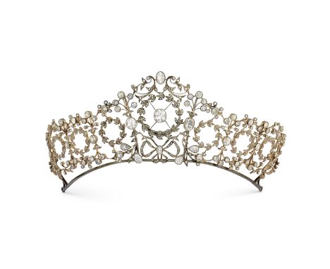 ATTRIBUÉE À GIUSEPPE KNIGHT, TIARE DIAMANTS, AVEC SON ÉCRIN, CIRCA 1905Composée de trois éléments ornés d'un décor floral sty
