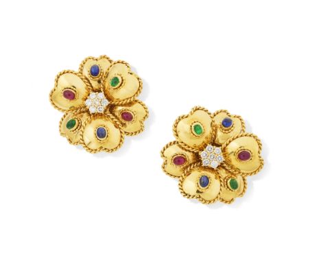 PAIRE DE BOUCLES D'OREILLES EMERAUDES, SAPHIRS, RUBIS ET DIAMANTSA motif de fleur, chacune composée de pétales en forme de co