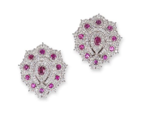 G. PETOCHI: PAIRE DE BOUCLES D'OREILLES RUBIS ET DIAMANTS, MILIEU DU XXe SIECLEChacune ornée d'un motif de fleur stylisé, ser