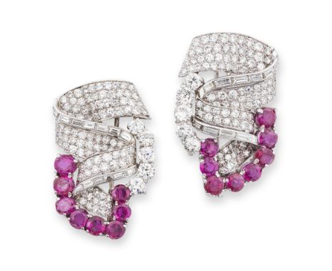 PAIRE DE BROCHES RUBIS ET DIAMANTS, CIRCA 1930Chacune sertie de rubis de taille ronde et ovale et de diamants de taille brill