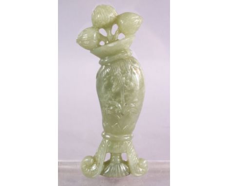 A 19TH / 20TH CENTURY INDIAN MUGHAL CARVED JADE DAGGER HANDLE, 13cm.