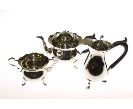 Edwardian silver three piece tea service, Walker & Hall, Sheffield 1901, comprising teapot, sugar bowl and hot water jug, gro