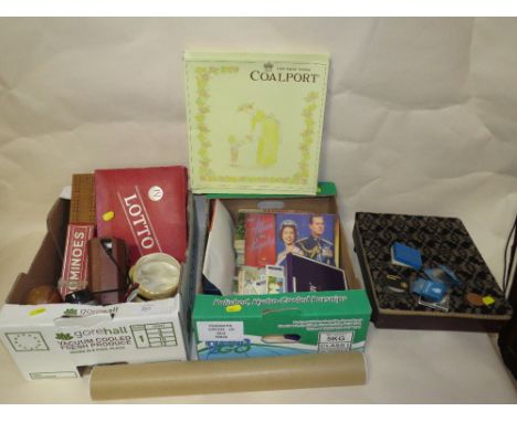 TWO TRAYS OF SUNDRIES TO INCLUDE COINS, A BROWNIE CAMERA AND CIGARETTE CARDS TOGETHER WITH A SMALL CASE