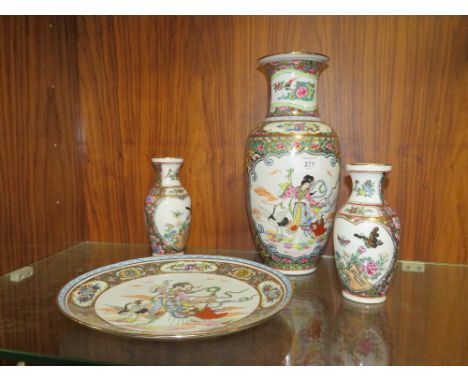 FOUR ITEMS OF TWENTIETH CENTURY ORIENTAL PORCELAIN, comprising a single vase, H 31.5 cm, a smaller pair of vases with four ch