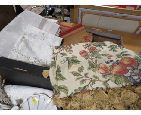 A BOX OF ASSORTED TEXTILES TO INCLUDE TAPESTRY TYPE EXAMPLES PLUS A WHITE PAINTED DECORATIVE WALL HANGING