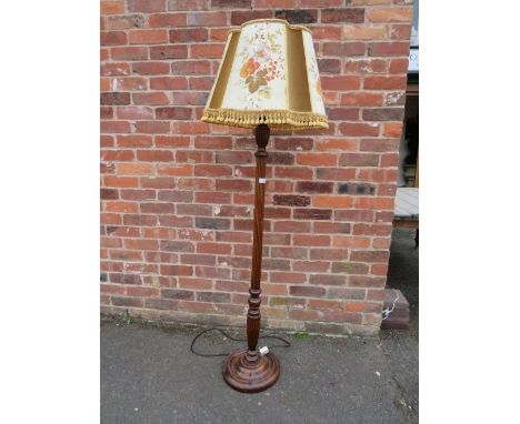 A VINTAGE REEDED COLUMN LAMP AND SHADE