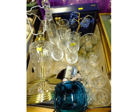 A SELECTION OF GLASS WARE TO INCLUDE A TABLE LAMP, VICTORIAN SOUVENIR PAPERWEIGHT ETC