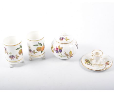 Small quantity of Royal Worcester 'Arden' pattern tea ware, dressing table and trinket dishes.