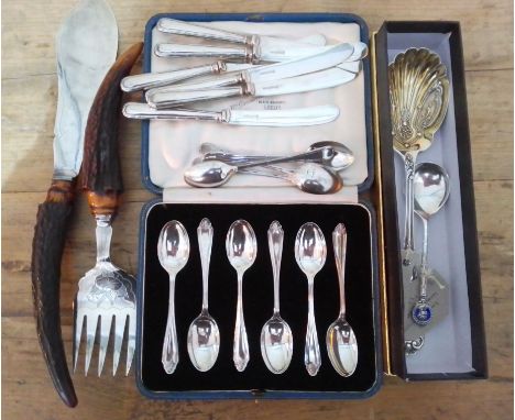 A mixed lot of hallmarked silver and silver plate comprising a cased set of teaspoons, four teaspoons, a large spoon, a caddy