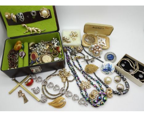 A string of peacock beads, A hedgehog brooch, by Sphinx, a leopard brooch, turtle brooch, a retro painted ceramic brooch etc 