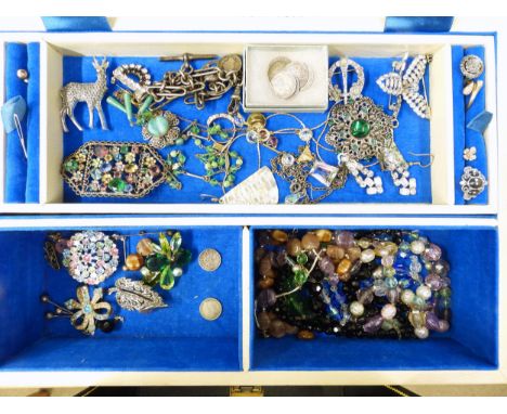 A silver fob chain with attached kangaroo medallion, Czech glass items and other vintage jewels in jewellery box Condition Re