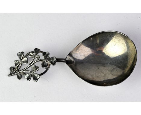 Silver Irish themed caddy spoon where handle is formed of clover leaves, Chester 1903