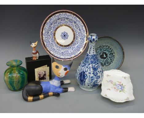 A collection of ceramics & glass including a Mdina vase, Chinese export porcelain guglet vase, two Goebel cats by Rosina Wach