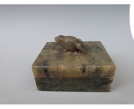 A 19thC Chinese spinach jade box with frog finial (8 x 12 x 9.5cm)