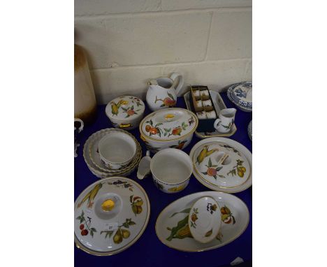 QUANTITY OF ROYAL WORCESTER EVESHAM PATTERN TABLE AND KITCHEN WARES