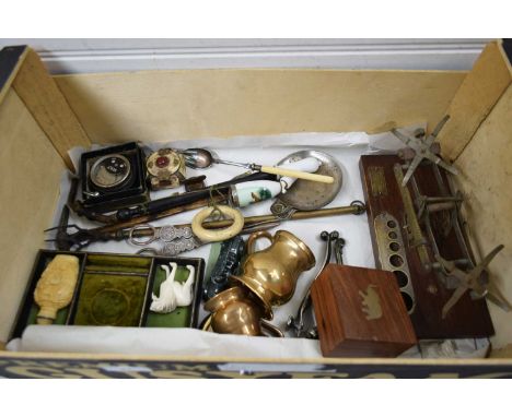 BOX OF MIXED ITEMS TO INCLUDE POSTAL SCALES, TOASTING FORK, SMALL BRASS MEASURE ETC