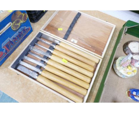 Boxed set of carving chisels   This bladed lot is not for sale to people under the age of 18. By bidding on this item you are