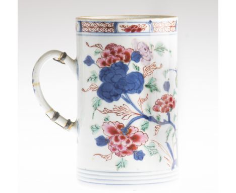 A CHINESE IMARI PORCELAIN TANKARD, 18TH CENTURY, of cylindrical form, enamel painted and gilded with phoenix, peonies and fol