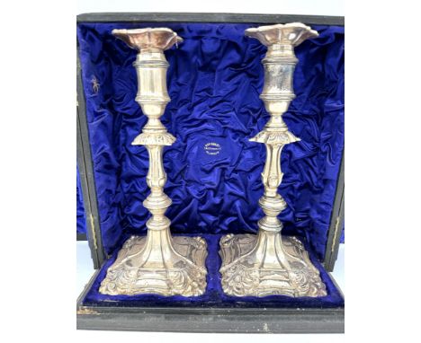 A pair of Scottish Georgian style silver candlesticks, with presentation case, hallmarked Glasgow 1908. R&W Sorley, Buchanan 